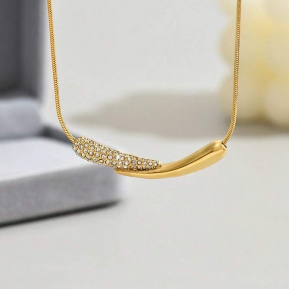 18K Gold Plated Stainless Steel Curved Pendant Necklace Elegant Daily Wear - Picture 2 of 4
